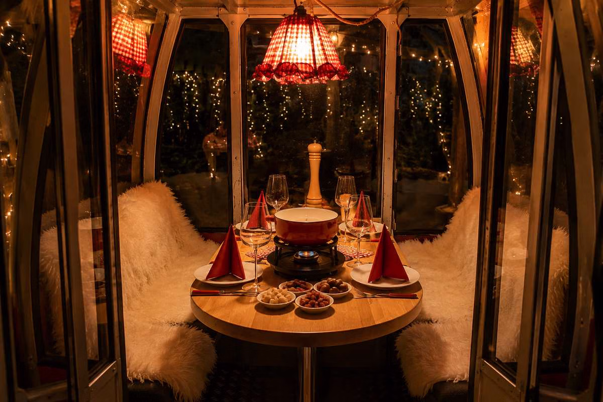 Fondue-Tisch in der beleuchteten Skigondel – als Gutschein verschenken